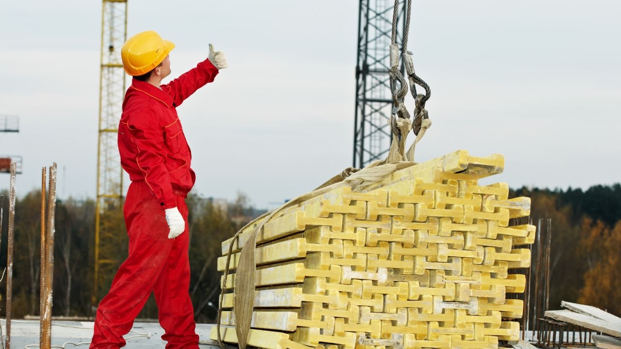 1. Be aware of the Hoisting and Rigging Hazards