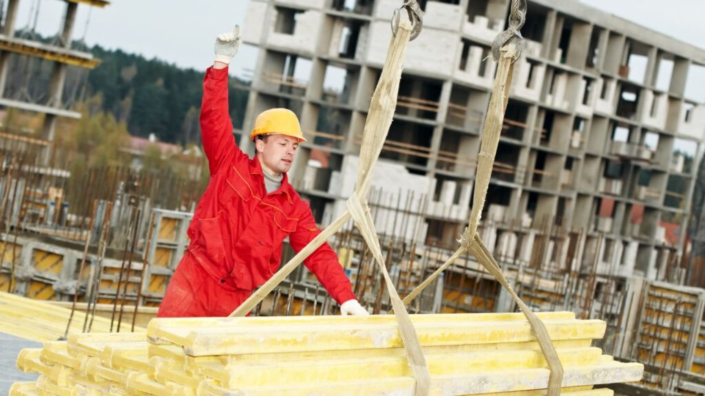 Image of a man doing hoisting and rigging.